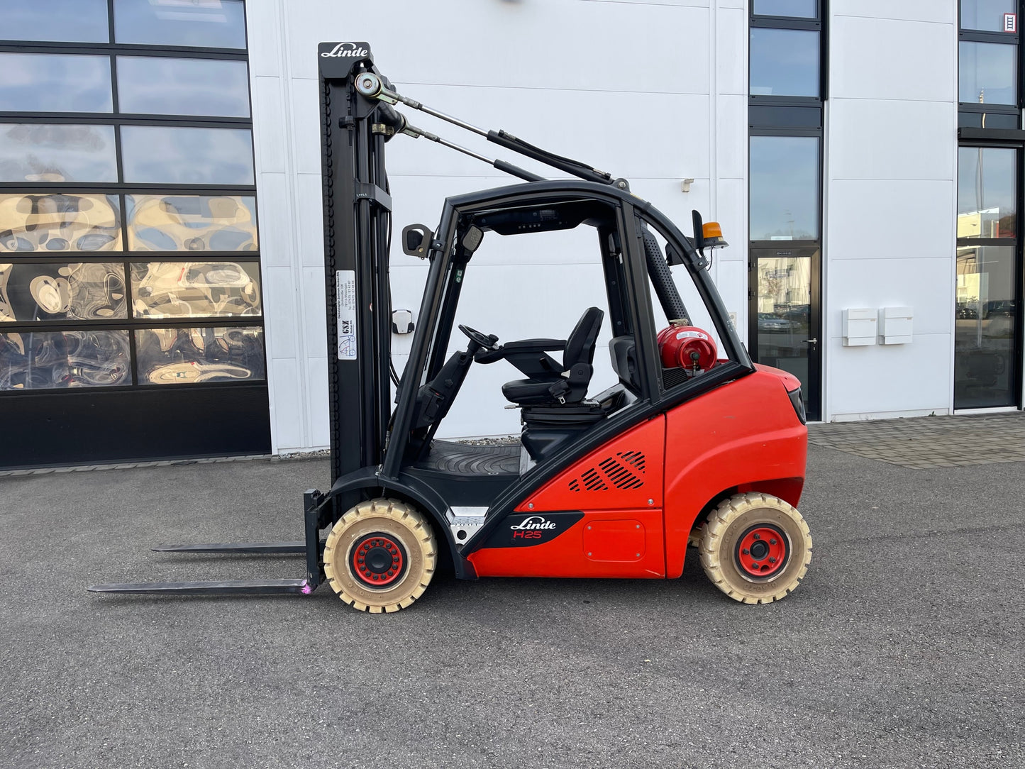 Linde H25T Gabelstapler 2,5 Tonnen, Gas, 2018 generalüberholt, ca. 150 Std.