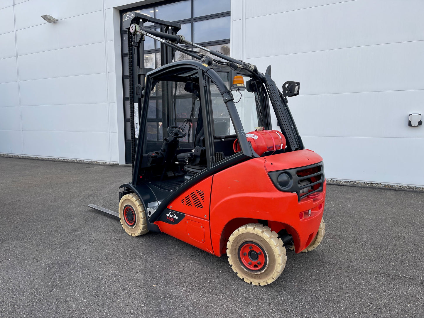 Linde H25T Gabelstapler 2,5 Tonnen, Gas, 2018 generalüberholt, ca. 150 Std.