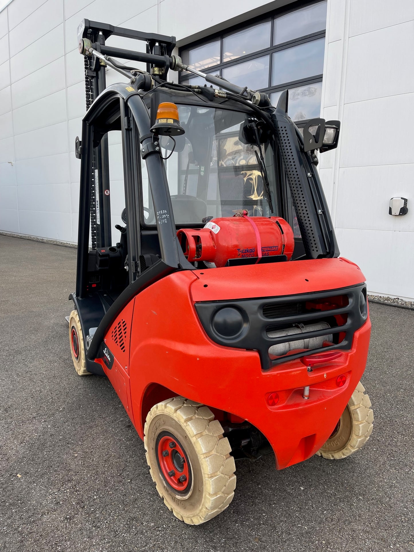 Linde H25T Gabelstapler 2,5 Tonnen, Gas, 2018 generalüberholt, ca. 150 Std.