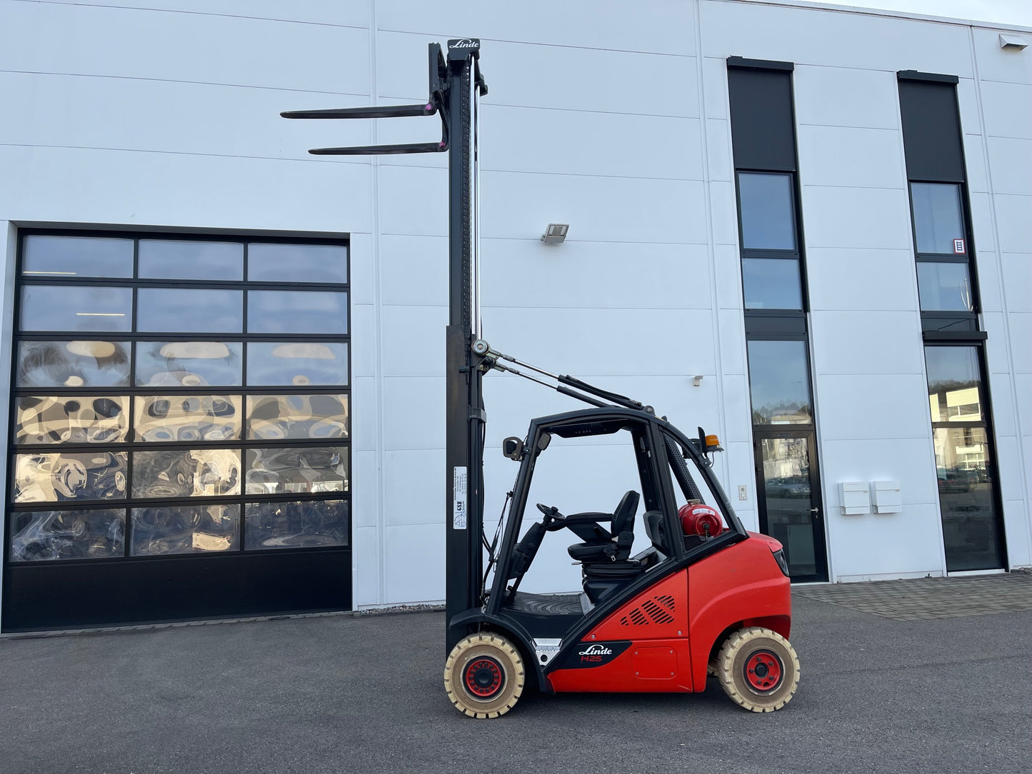 Linde H25T Gabelstapler 2,5 Tonnen, Gas, 2018 generalüberholt, ca. 150 Std.