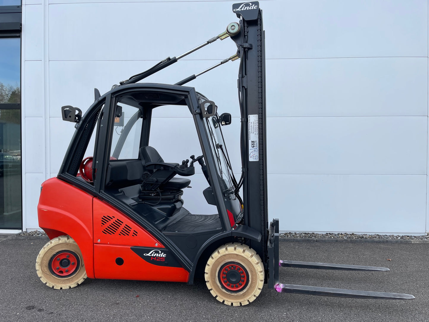 Linde H25T Gabelstapler 2,5 Tonnen, Gas, 2018 generalüberholt, ca. 150 Std.