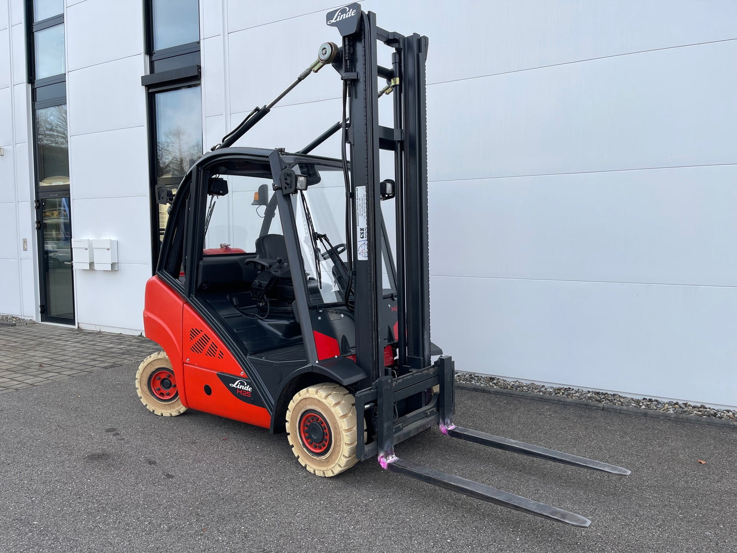 Linde H25T Gabelstapler 2,5 Tonnen, Gas, 2018 generalüberholt, ca. 150 Std.