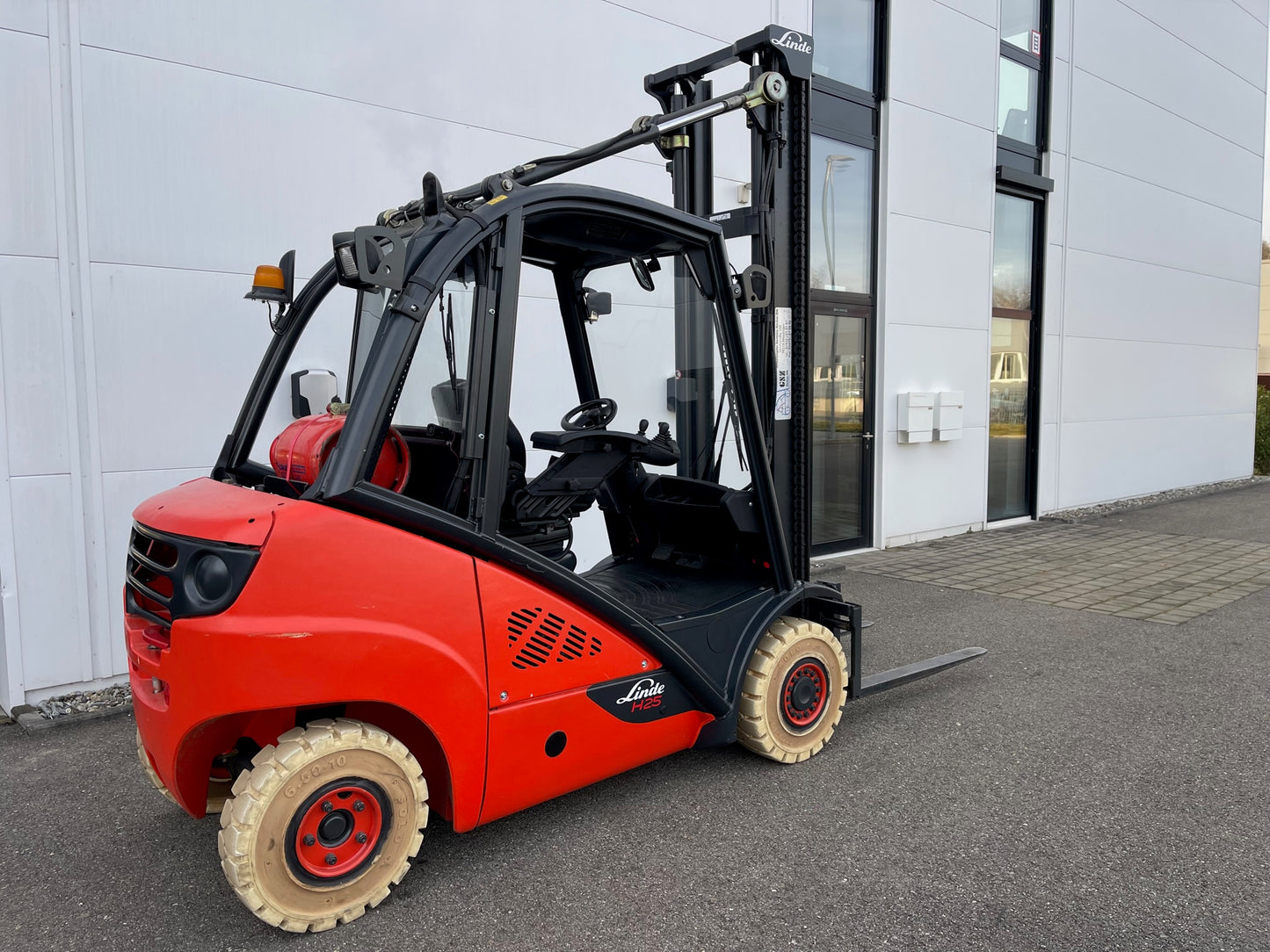 Linde H25T Gabelstapler 2,5 Tonnen, Gas, 2018 generalüberholt, ca. 150 Std.