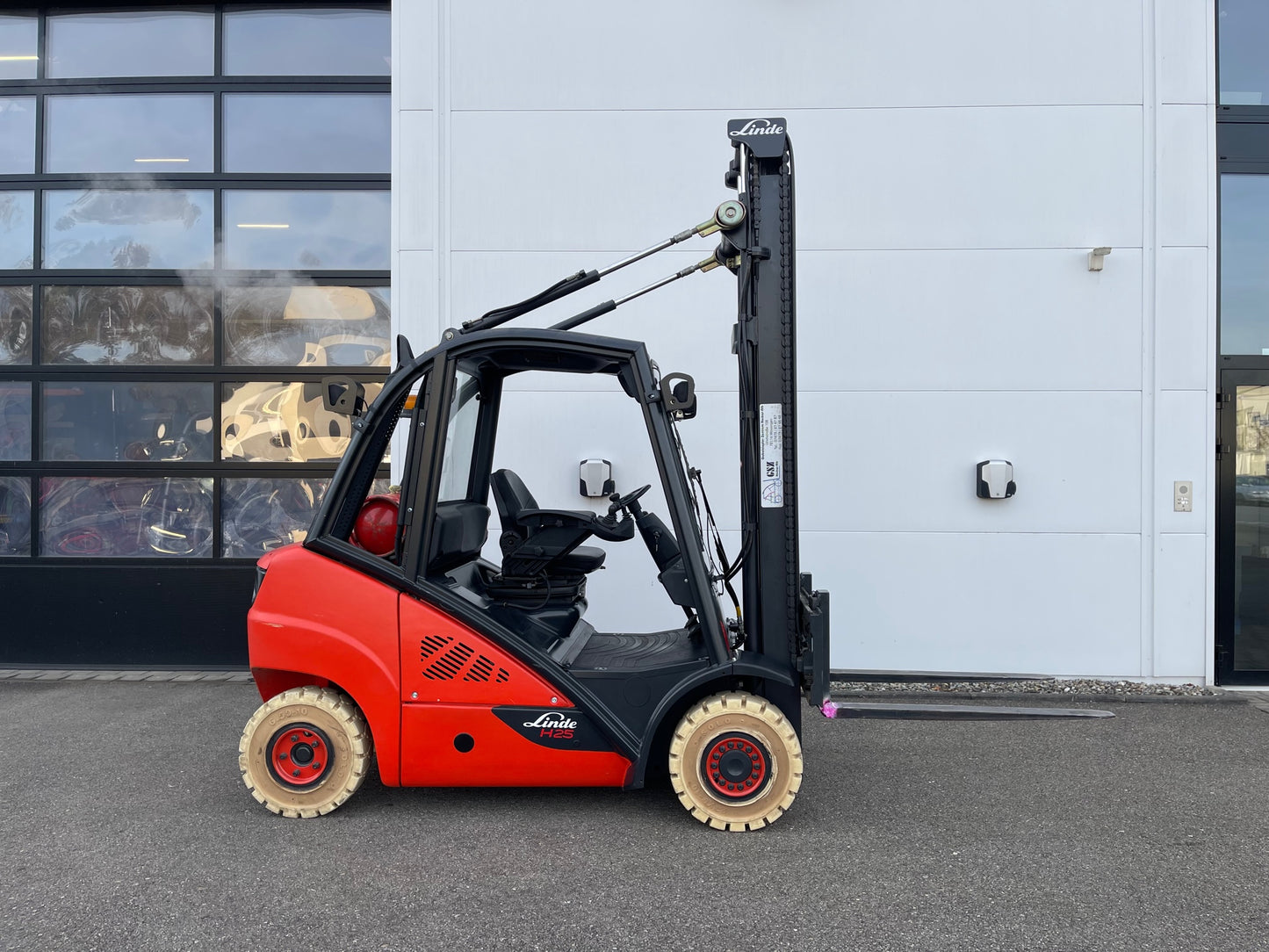 Linde H25T Gabelstapler 2,5 Tonnen, Gas, 2018 generalüberholt, ca. 150 Std.
